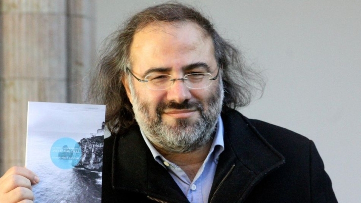  Alfredo Pérez Alencart con su poemario bilingüe