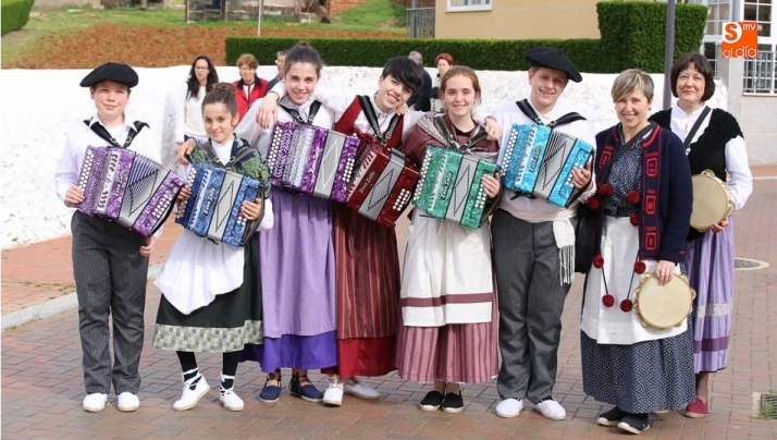 Participantes en las fiestas patronales de Doñinos / Foto: Alberto Martín