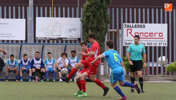Dos jugadores del Navega protegen el balón ante un rival de la Segoviana. Fotos: Alberto Martín