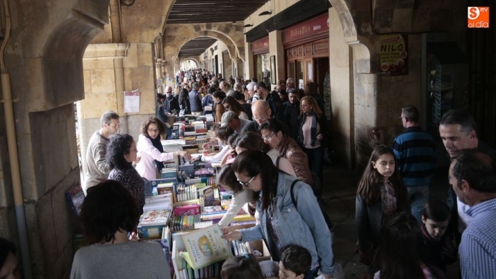 Numerosos salmantinos se han acercado a la Plaza para disfrutar de los libros. Foto: Alejandro López