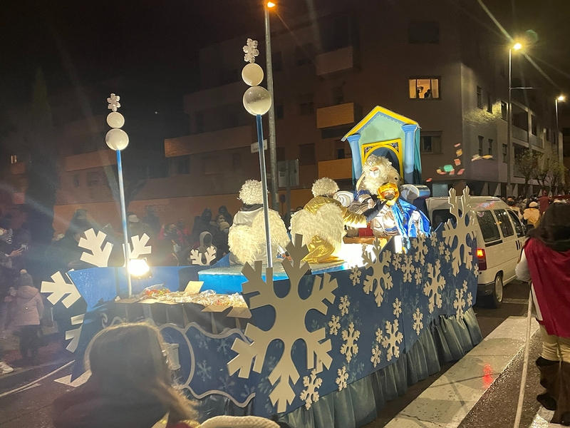Colorido desfile de los Reyes Magos en Carbajosa 