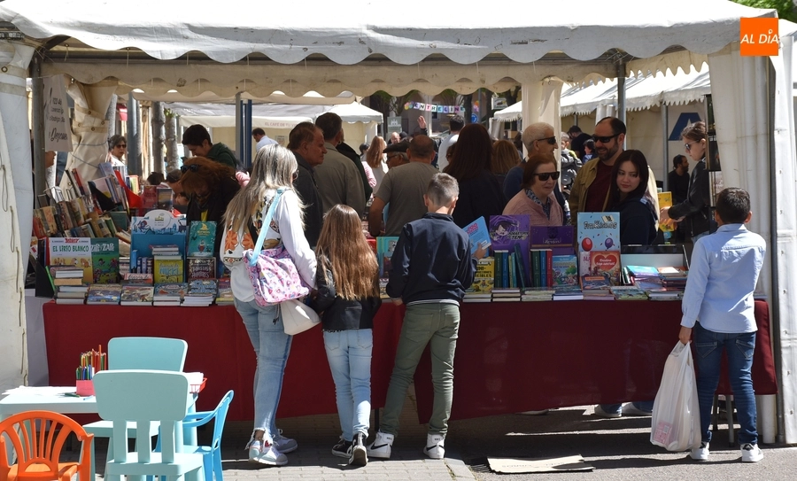 Foto 2 - Literatura y gastronom&iacute;a se fusionan en la X Feria del Libro de Ciudad Rodrigo