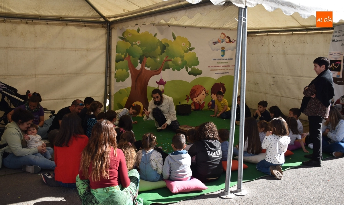 Foto 3 - Literatura y gastronom&iacute;a se fusionan en la X Feria del Libro de Ciudad Rodrigo