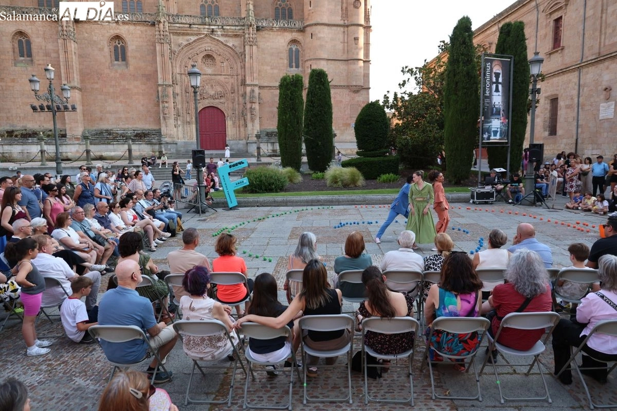 La compañía La Marroch Danza ha presentado hoy en Salamanca su espectáculo 'Trópico' en la Plaza de Anaya de Salamanca. Fotos: David Sañudo