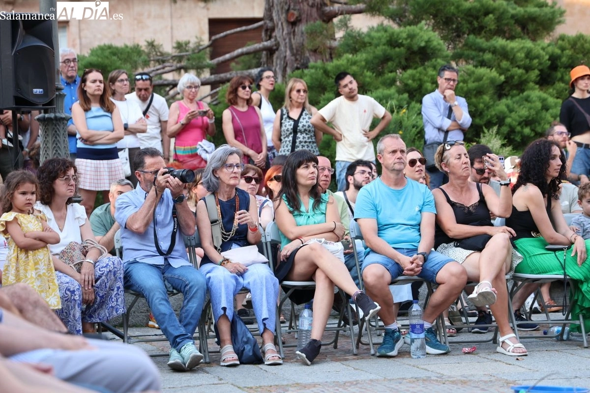 La compañía La Marroch Danza ha presentado hoy en Salamanca su espectáculo 'Trópico' en la Plaza de Anaya de Salamanca. Fotos: David Sañudo