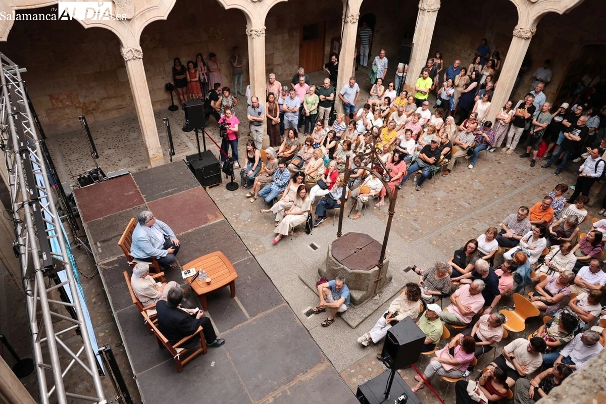 La Casa de las Cochas ha acogido el primer encuentro del 'Ciclo de los Clásicos' de FÀCYL; el acto, que arrancó en el patio, ha tenido que ser trasladado al interior por la lluvia. Fotos: David Sañudo