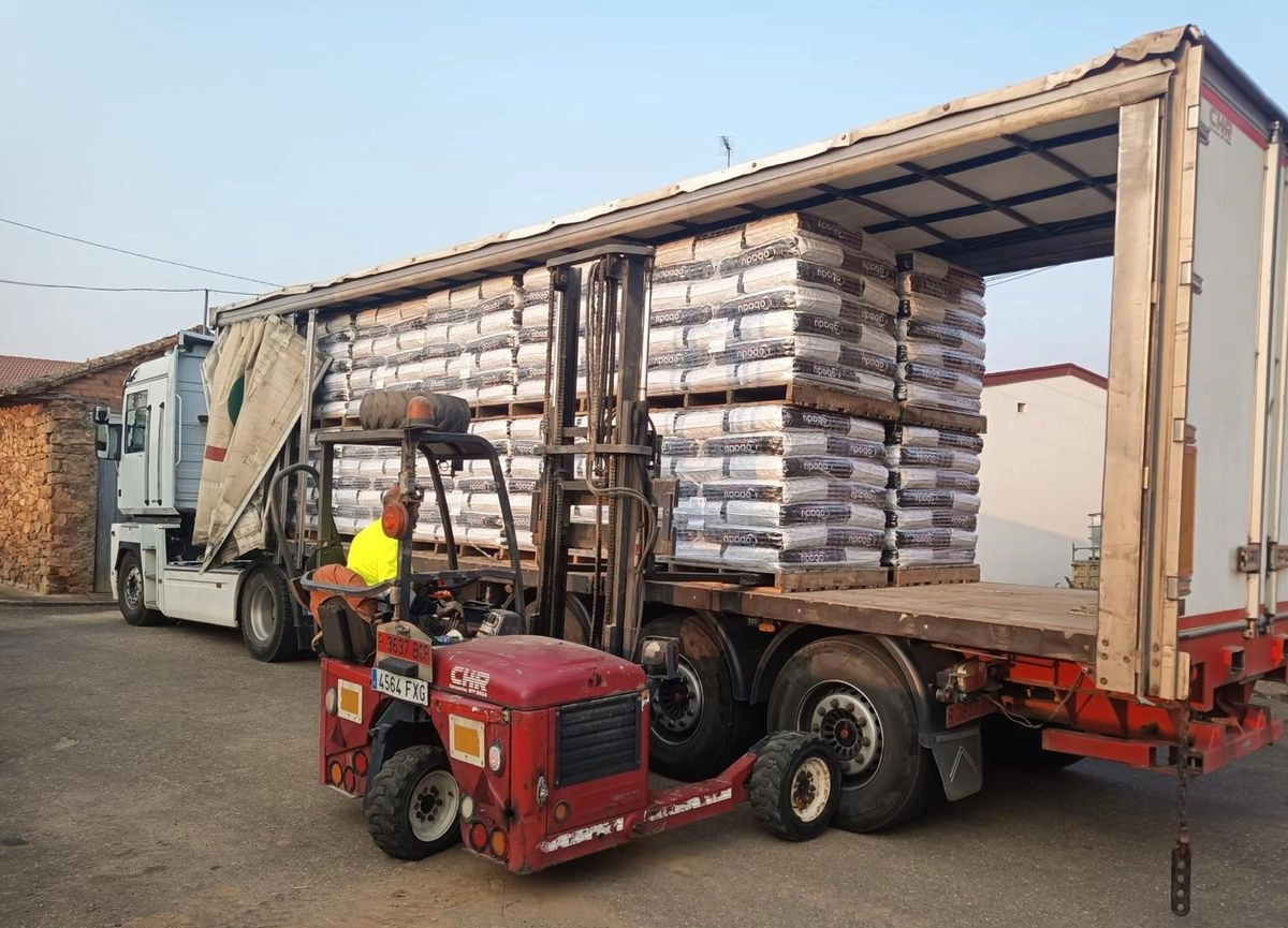 La Junta suministra más de 922.000 kilos de alimentos a 74 ganaderías afectadas por los incendios