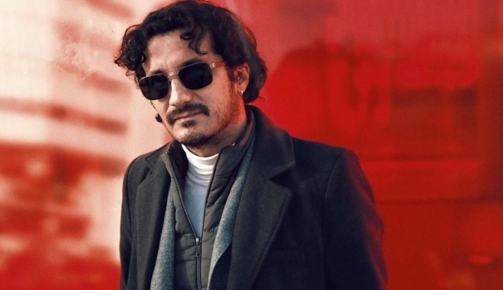 El viajero enciende sus sentidos; el turista solo enciende su teléfono móvil.  Alex Chico presenta su último libro, Geografía escrita