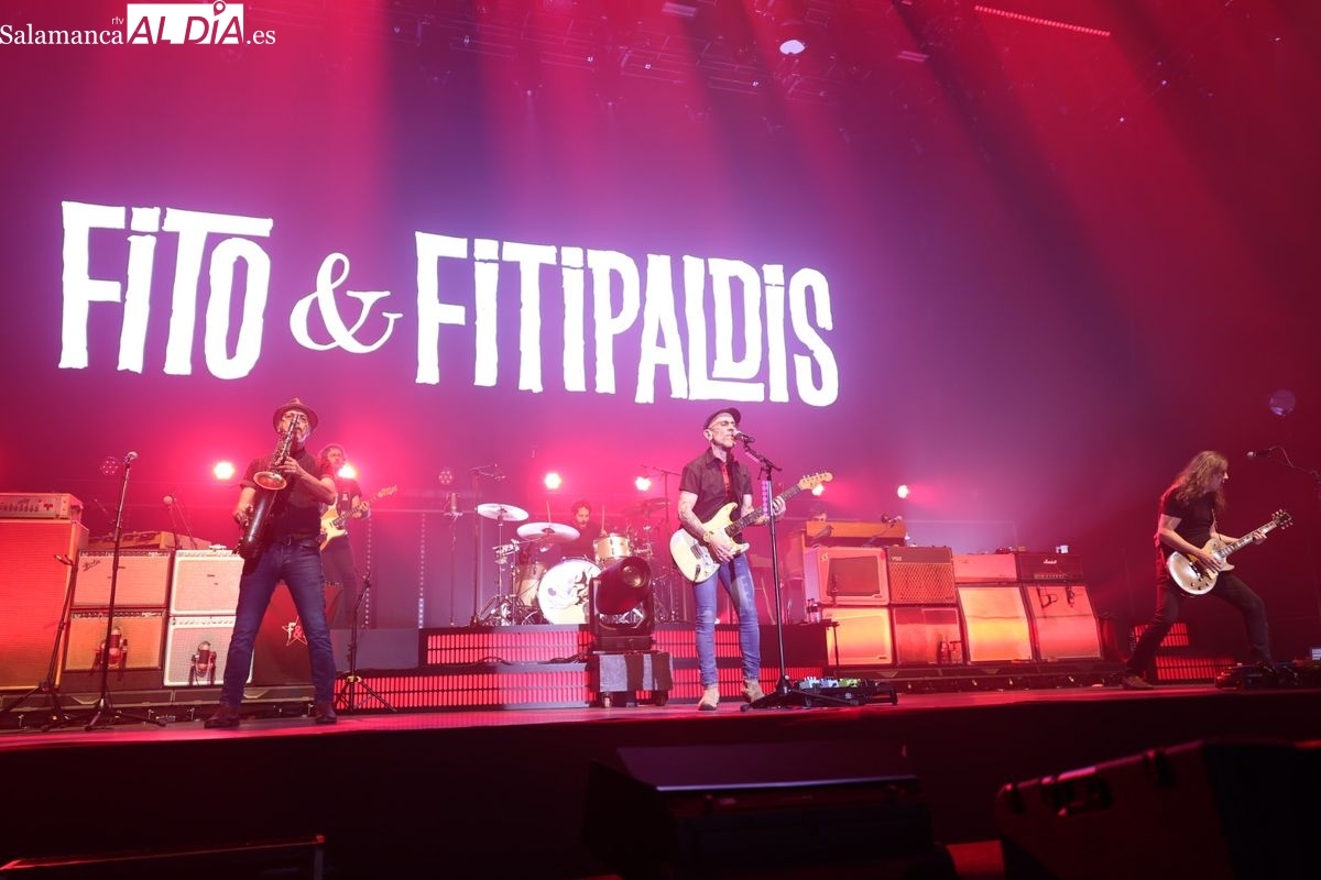 VÍDEO Y FOTOS | El rock sin fisuras de Fito pone en pie al Multiusos Sánchez Paraíso