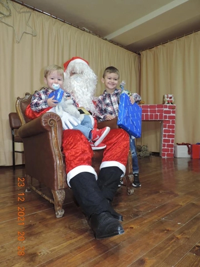 Foto 3 - Cuentos, magia y la visita de Papa Noel hacen disfrutar a grandes y peque&ntilde;os en Aldearrubia