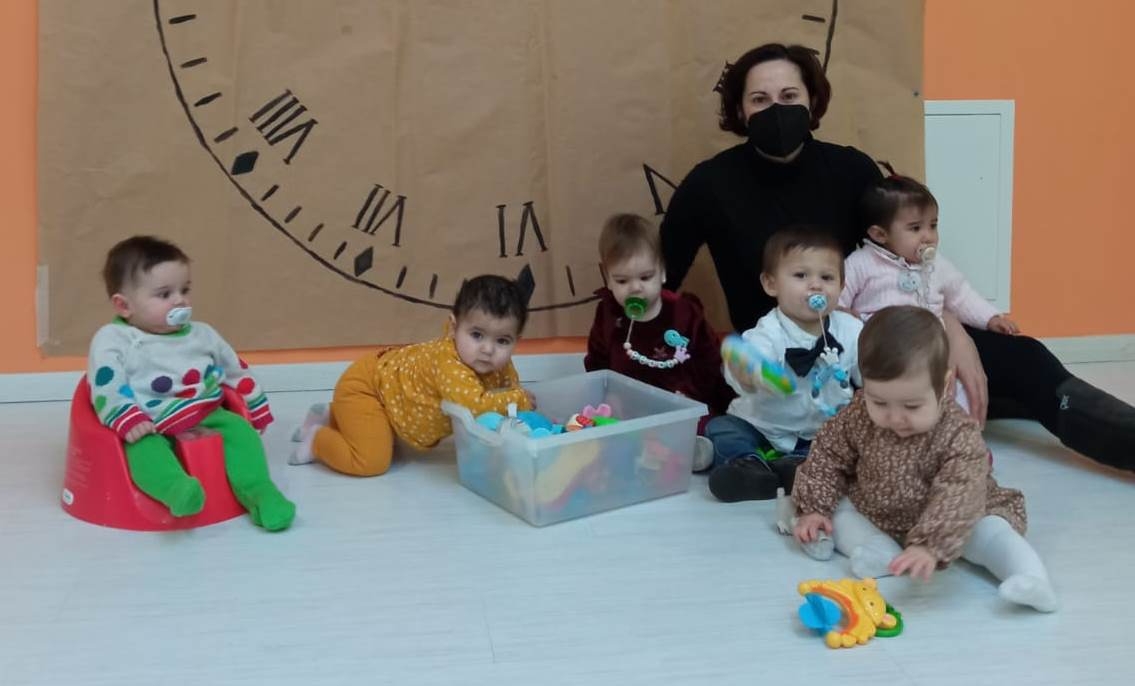 Los alumnos de la Escuela Infantil se ponen sus mejores galas para dar la bienvenida a 2022