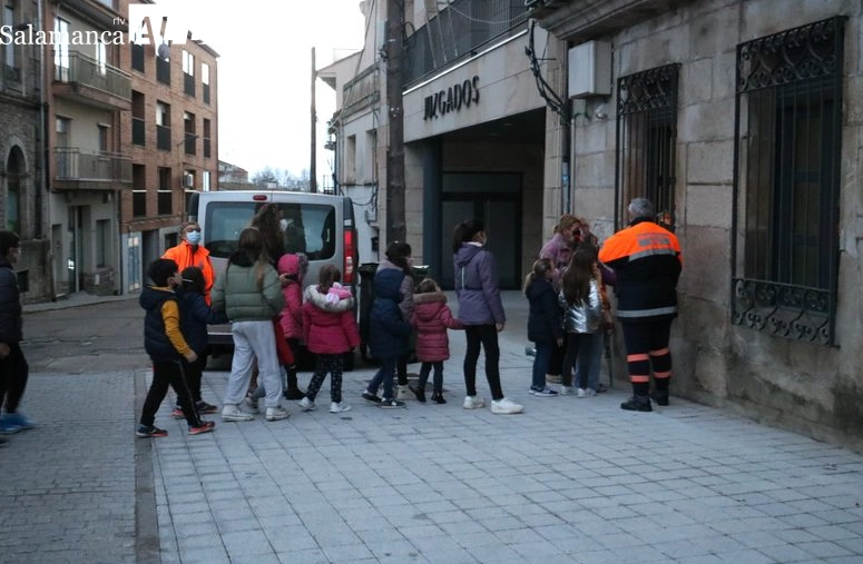 Foto 10 - Pap&aacute; Noel saluda a los ni&ntilde;os desde el balc&oacute;n del Ayuntamiento