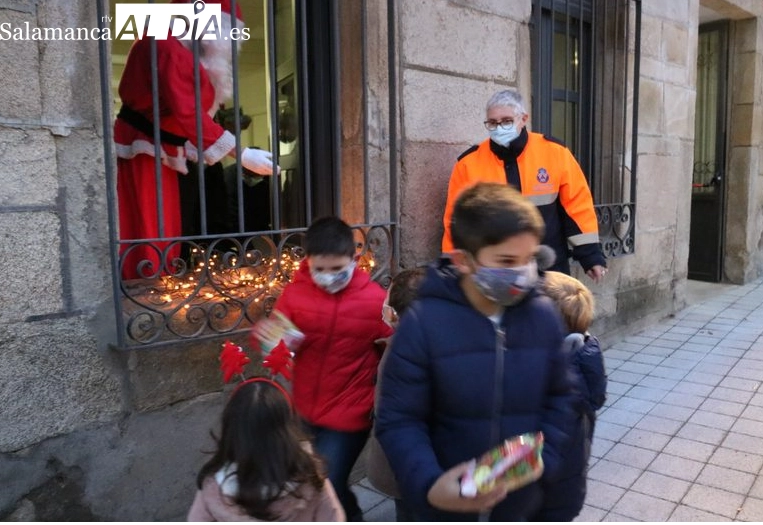Foto 9 - Pap&aacute; Noel saluda a los ni&ntilde;os desde el balc&oacute;n del Ayuntamiento