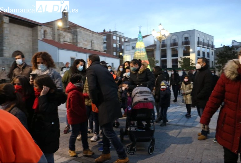Foto 8 - Pap&aacute; Noel saluda a los ni&ntilde;os desde el balc&oacute;n del Ayuntamiento