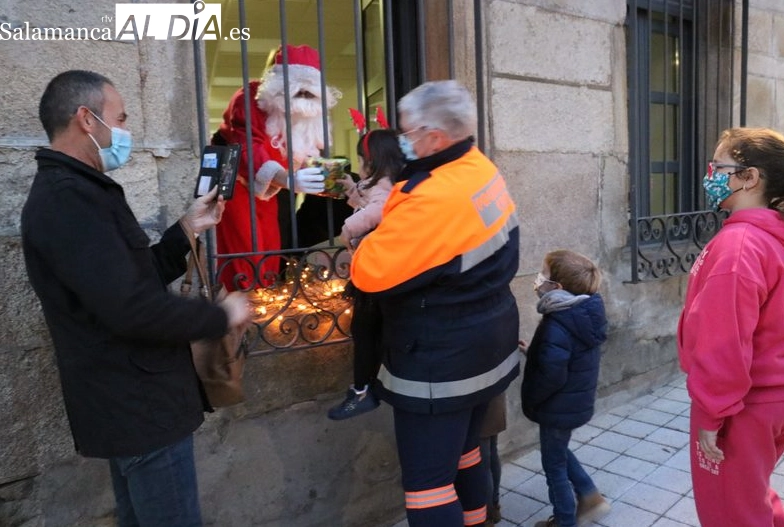 Foto 7 - Pap&aacute; Noel saluda a los ni&ntilde;os desde el balc&oacute;n del Ayuntamiento