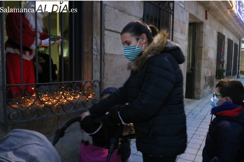 Foto 6 - Pap&aacute; Noel saluda a los ni&ntilde;os desde el balc&oacute;n del Ayuntamiento