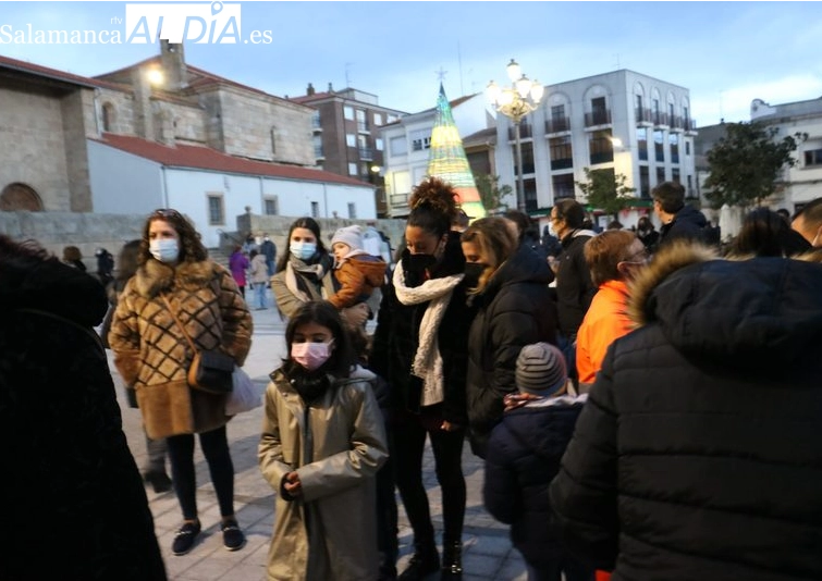 Foto 5 - Pap&aacute; Noel saluda a los ni&ntilde;os desde el balc&oacute;n del Ayuntamiento