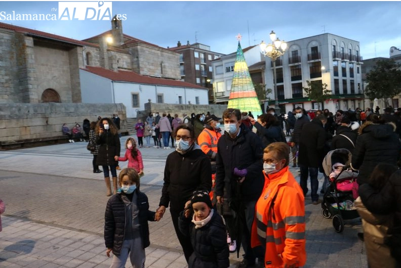 Foto 4 - Pap&aacute; Noel saluda a los ni&ntilde;os desde el balc&oacute;n del Ayuntamiento