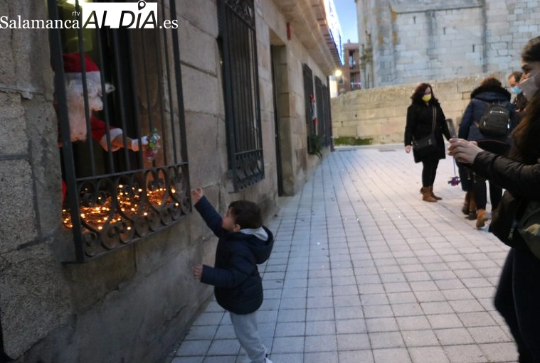Foto 3 - Pap&aacute; Noel saluda a los ni&ntilde;os desde el balc&oacute;n del Ayuntamiento