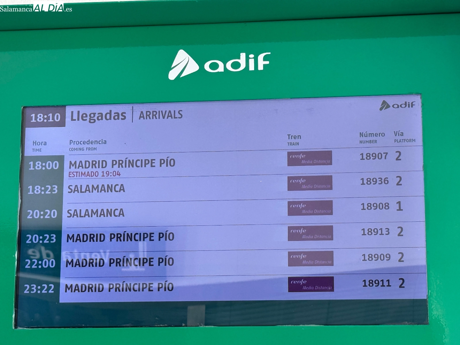 Foto 2 - Indignaci&oacute;n en la estaci&oacute;n de Pe&ntilde;aranda por un nuevo retraso de m&aacute;s de una hora en el tren Madrid-Salamanca: espera sin maquina de agua y a m&aacute;s de 30 grados