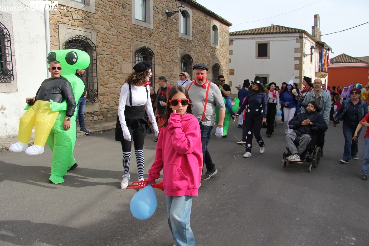 Yecla de Yeltes vibra con el desfile de disfraces de sus peñas