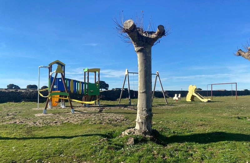Palacios amplía la oferta de juegos infantiles en el parque