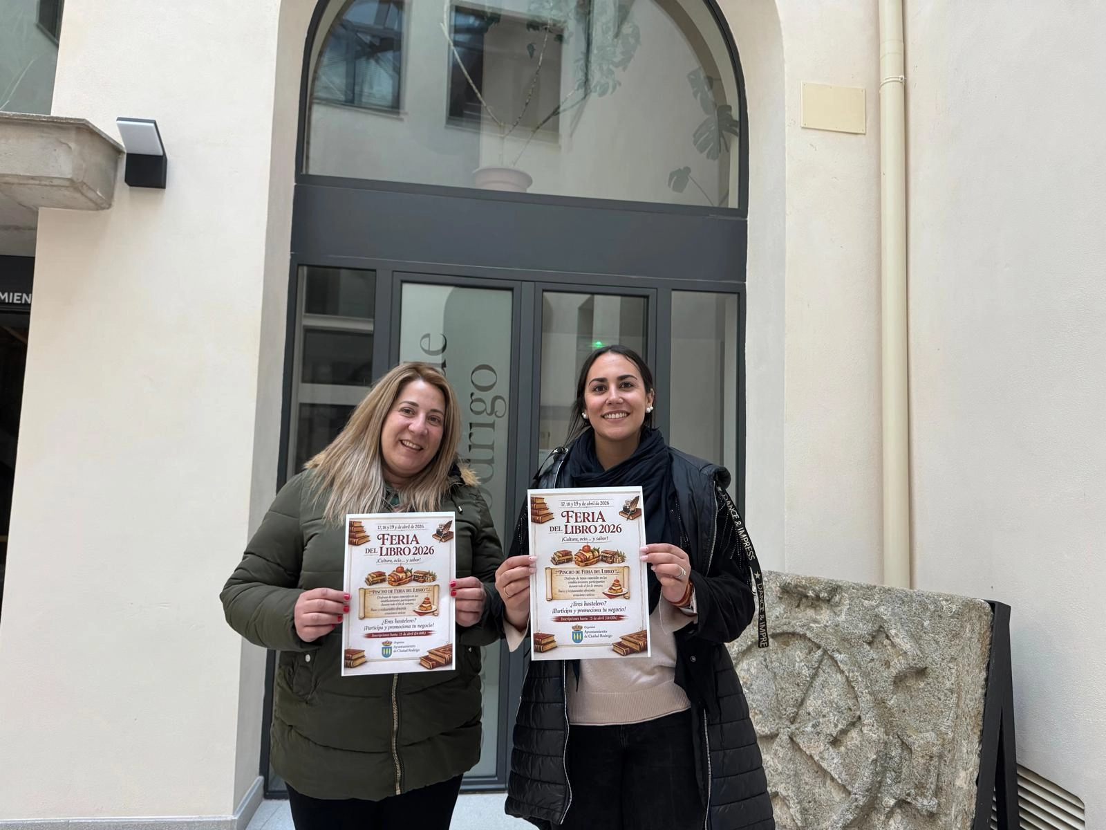 Foto 7 - Literatura y gastronom&iacute;a se fusionan en la X Feria del Libro de Ciudad Rodrigo
