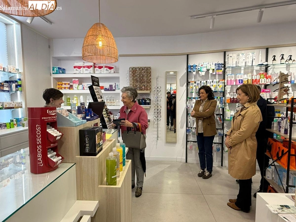 La subdelegada del Gobierno, Rosa López; el secretario provincial de MUFACE, Jesús Santiago Recio; y la presidenta del Colegio de Farmacéuticos, Mª Engracia Pérez Palomero, presentan esta receta electrónica