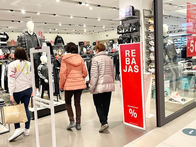 Buena respuesta de los clientes al inicio de las rebajas en el Centro Comercial El Tormes