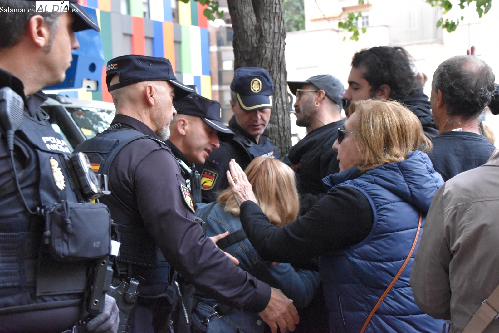 Tensión en la plaza del Oeste y un detenido por las protestas vecinales ante la tala de árboles (VÍDEO)