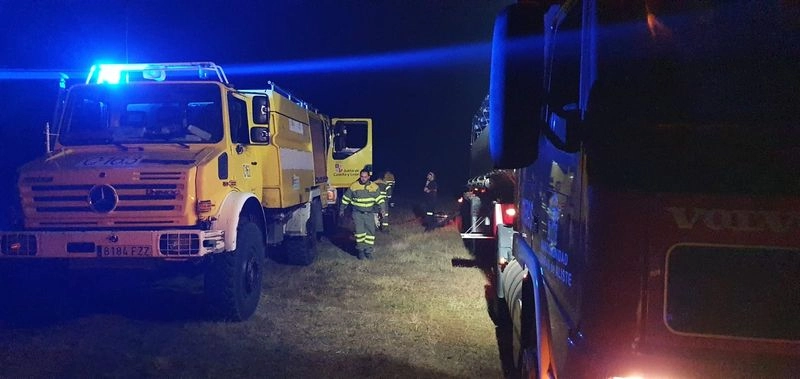 Trabajos de extinción del fuego en la Sierra de la Culebra