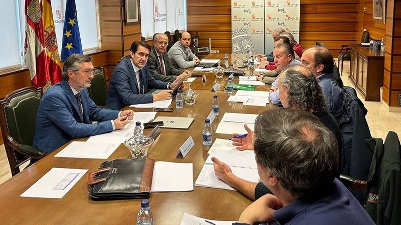 La Junta y OPAs urgen al Gobierno a rebajar el estatus de protección del lobo conforme al planteamiento de la CE