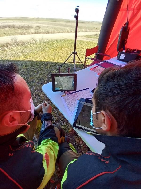 Foto 3 - Dos bomberos mirobrigenses participan con un dron en la b&uacute;squeda del joven de Paradinas desaparecido