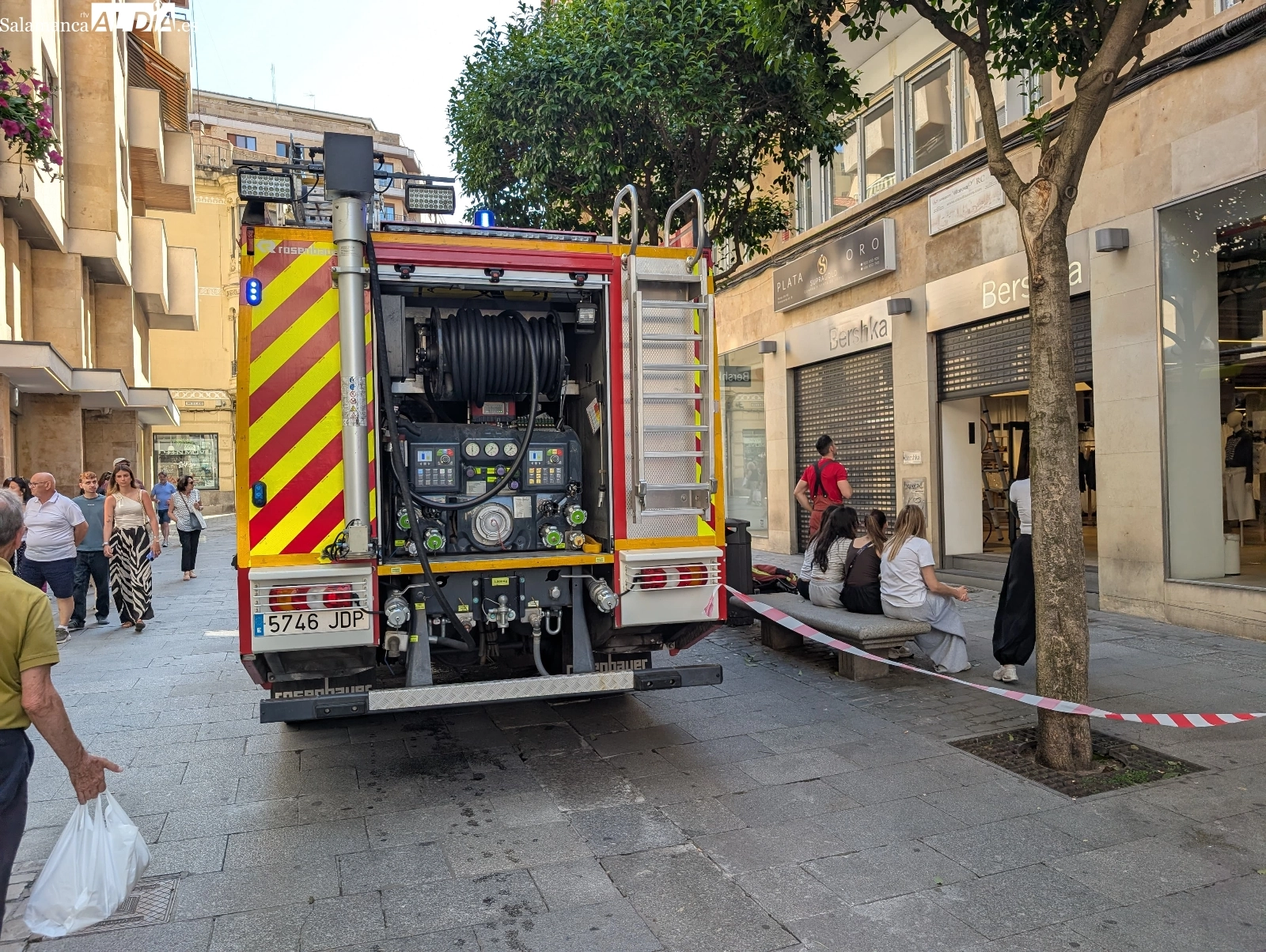 Susto en pleno centro de Salamanca por el incendio del letrero de una conocida tienda | FOTOS: David Sañudo