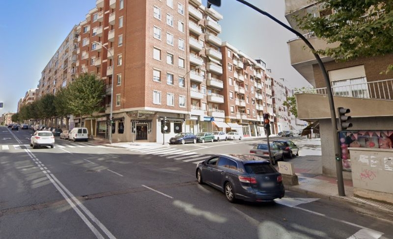 Un detenido por agredir a un agente de policía y otro por estrellar su coche en la avenida Comuneros