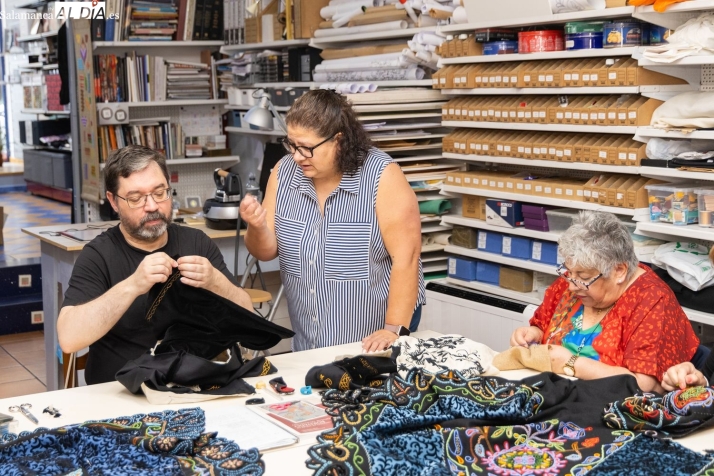 V&Iacute;DEO y FOTOS | El taller salmantino que pone en valor el bordado charro: "Hay que mantener vivo nuestro patrimonio y nuestra cultura" | Imagen 1