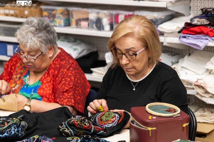 V&Iacute;DEO y FOTOS | El taller salmantino que pone en valor el bordado charro: "Hay que mantener vivo nuestro patrimonio y nuestra cultura" | Imagen 2