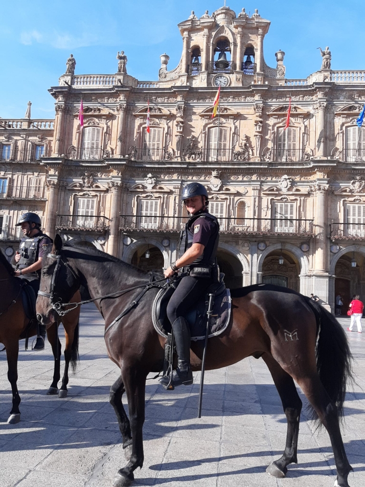 El emotivo reencuentro de un polic&iacute;a salmantino y su caballo de patrulla en la feria Salamaq | Imagen 2