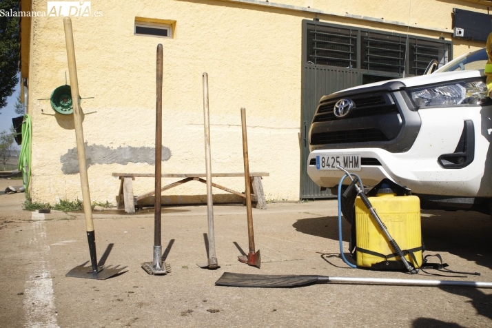 Mochilas extintoras y batefuegos. Camiones y helic&oacute;pteros: As&iacute; se lucha contra el fuego en Salamanca | Imagen 2