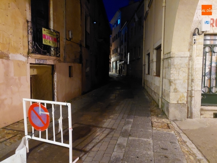 Un tramo de la c&eacute;ntrica calle Gigantes, en situaci&oacute;n de oscuridad total | Imagen 1