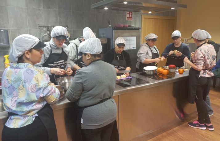 Las alumnas de la acci&oacute;n de cocina de C&aacute;ritas afrontan el m&oacute;dulo de preelaboraci&oacute;n y conservaci&oacute;n | Imagen 1