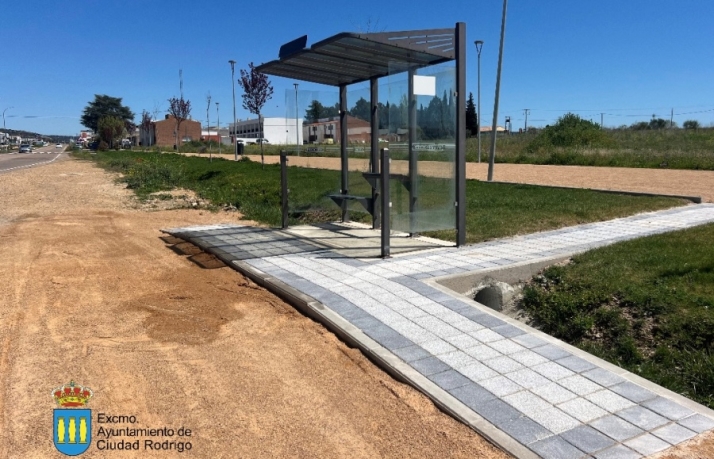 Instalada una marquesina de bus en la Glorieta del Seminario Diocesano | Imagen 1