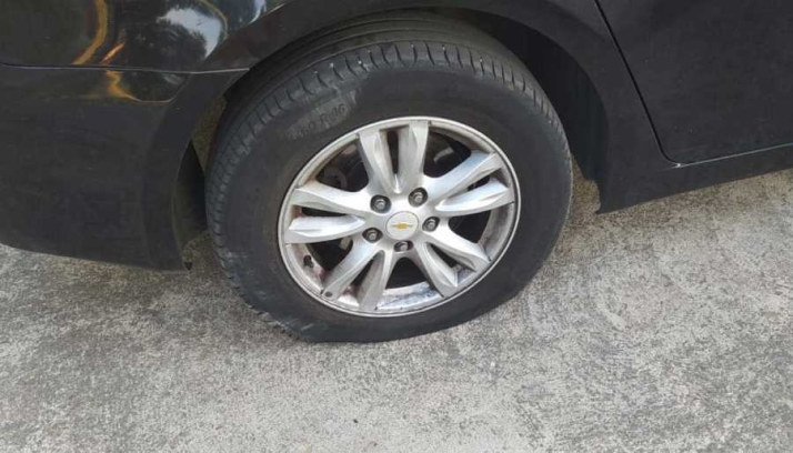 Rajan tres ruedas a un veh&iacute;culo en la calle Regato Cach&oacute;n | Imagen 1