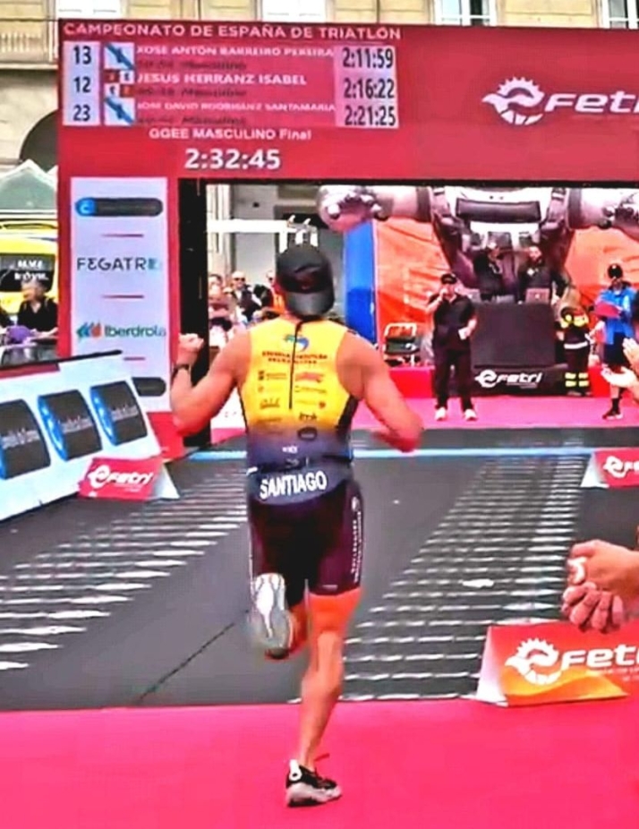 Un polic&iacute;a nacional de Salamanca se corona campe&oacute;n de Espa&ntilde;a de Triatl&oacute;n Ol&iacute;mpico | Imagen 1
