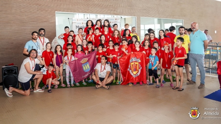 Los ni&ntilde;os Noa G&oacute;mez y Emilio Ant&uacute;nez suben al podio en el Encuentro de Nataci&oacute;n de Almeida | Imagen 1