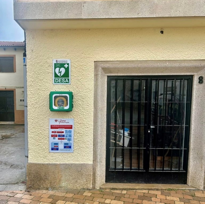 Navasfr&iacute;as instala un desfibrilador en la Plaza Manuel Ramos Andrade | Imagen 1