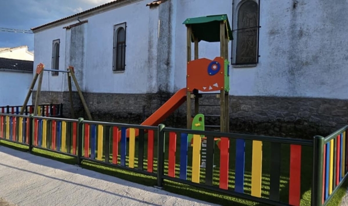 Fuentes de O&ntilde;oro crea un parque infantil en la Colonia de la Estaci&oacute;n | Imagen 1