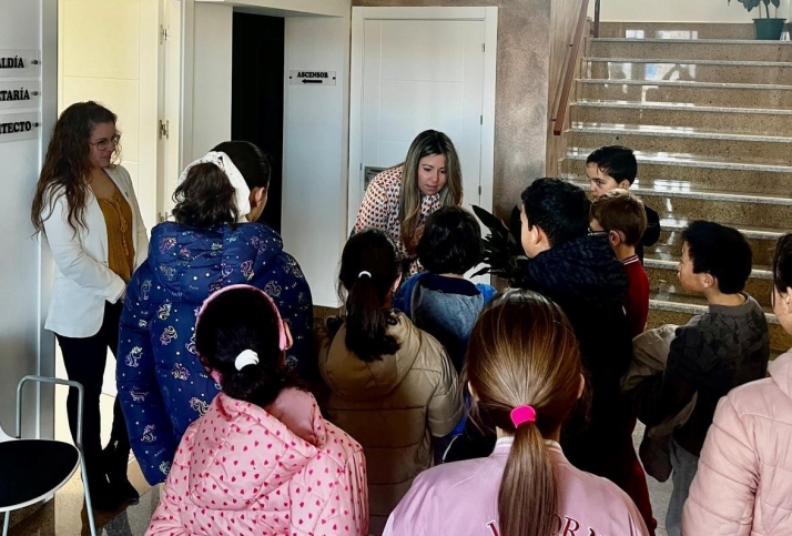 Escolares del CRA Campo de Arga&ntilde;&aacute;n visitan la Casa Consistorial o&ntilde;orense | Imagen 1