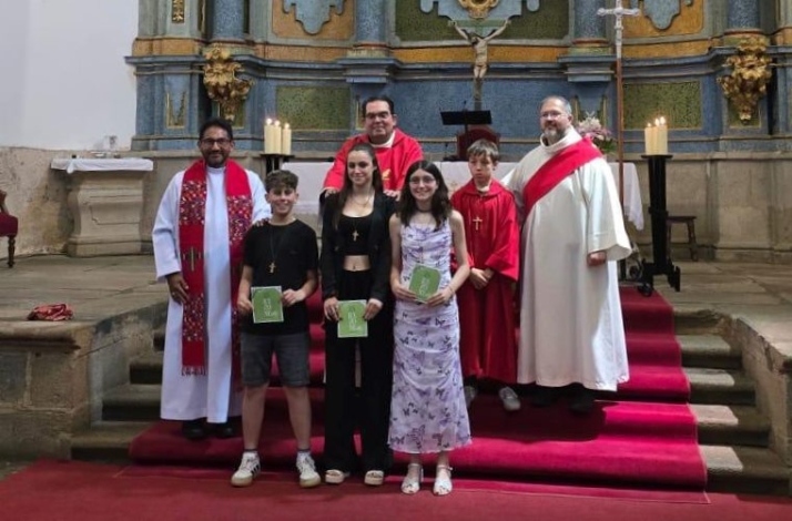 Impartido el Sacramento de la Confirmaci&oacute;n a tres j&oacute;venes en Gallegos de Arga&ntilde;&aacute;n | Imagen 1