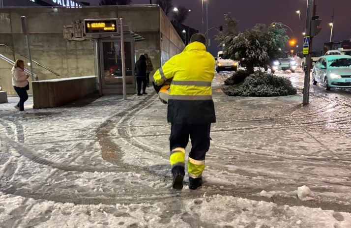 M&aacute;s de 200 efectivos y 13 m&aacute;quinas para limpiar la nieve en Salamanca | Imagen 1